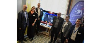 christian-arbez-directeur-general-de-la-cci-du-territoire-de-belfort-(a-gauche)-en-compagnie-de-salaries-d-axa-et-de-nxo-photo-johan-beausergent-1744306379